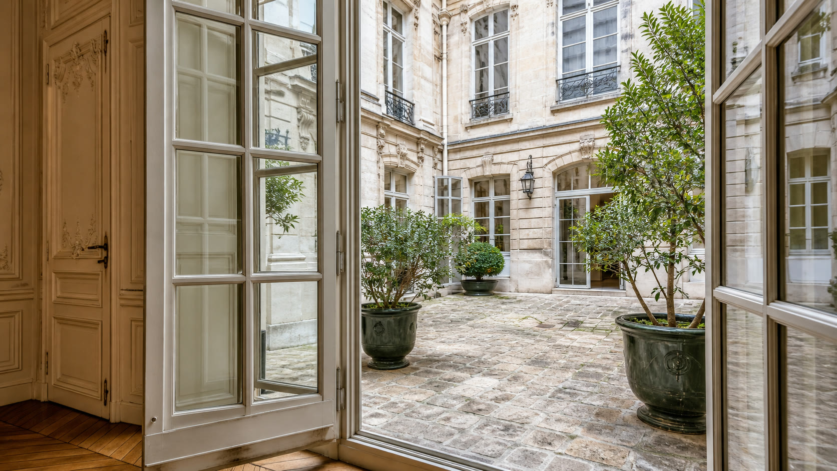 Courtyard of an Île Saint-Louis hôtel particulier